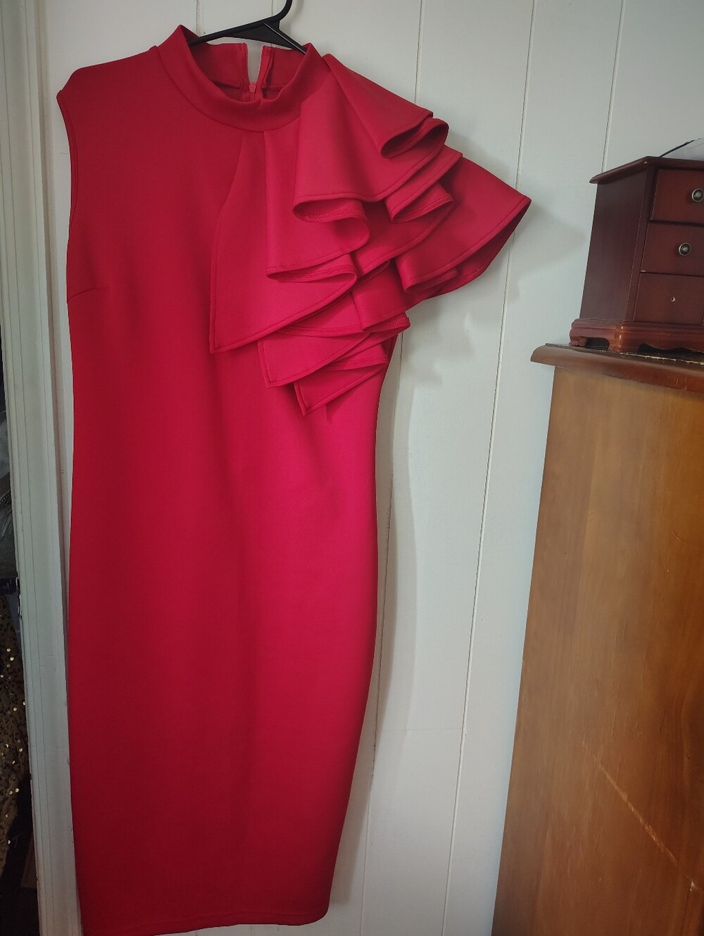 Elegant Red Ruffle-Shoulder Sheath Dress